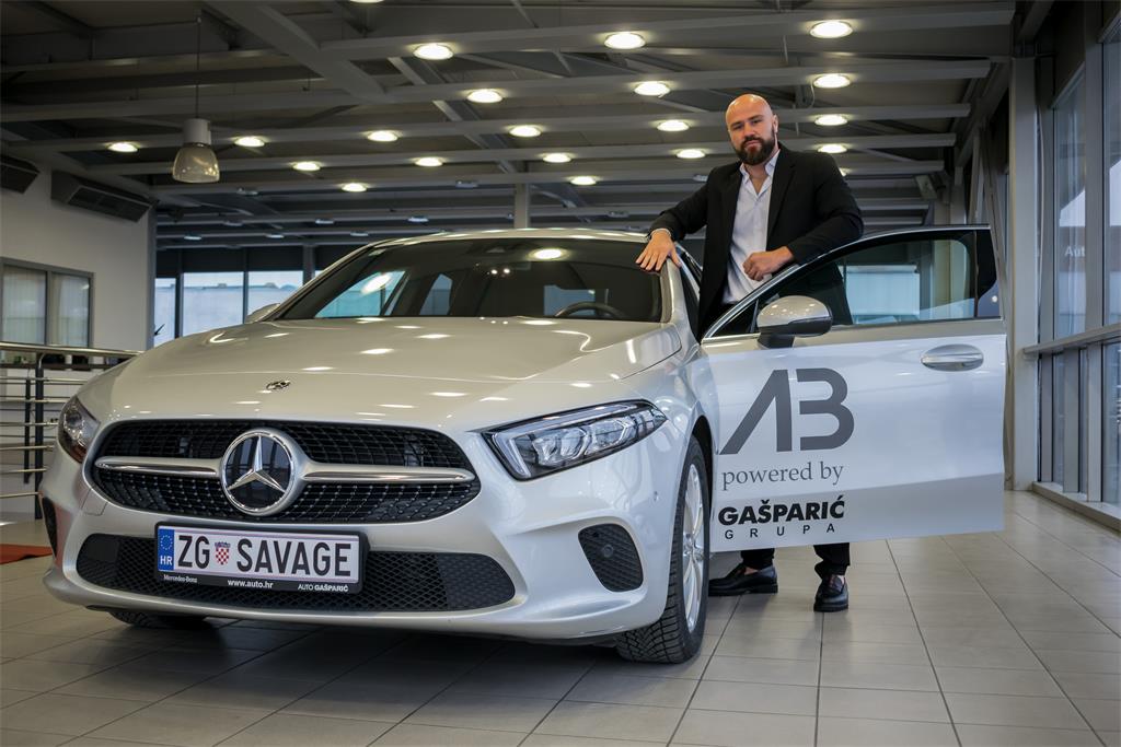 Alen Babić pokraj Mercedes-Benz službenog automobila Gašparić Grupe